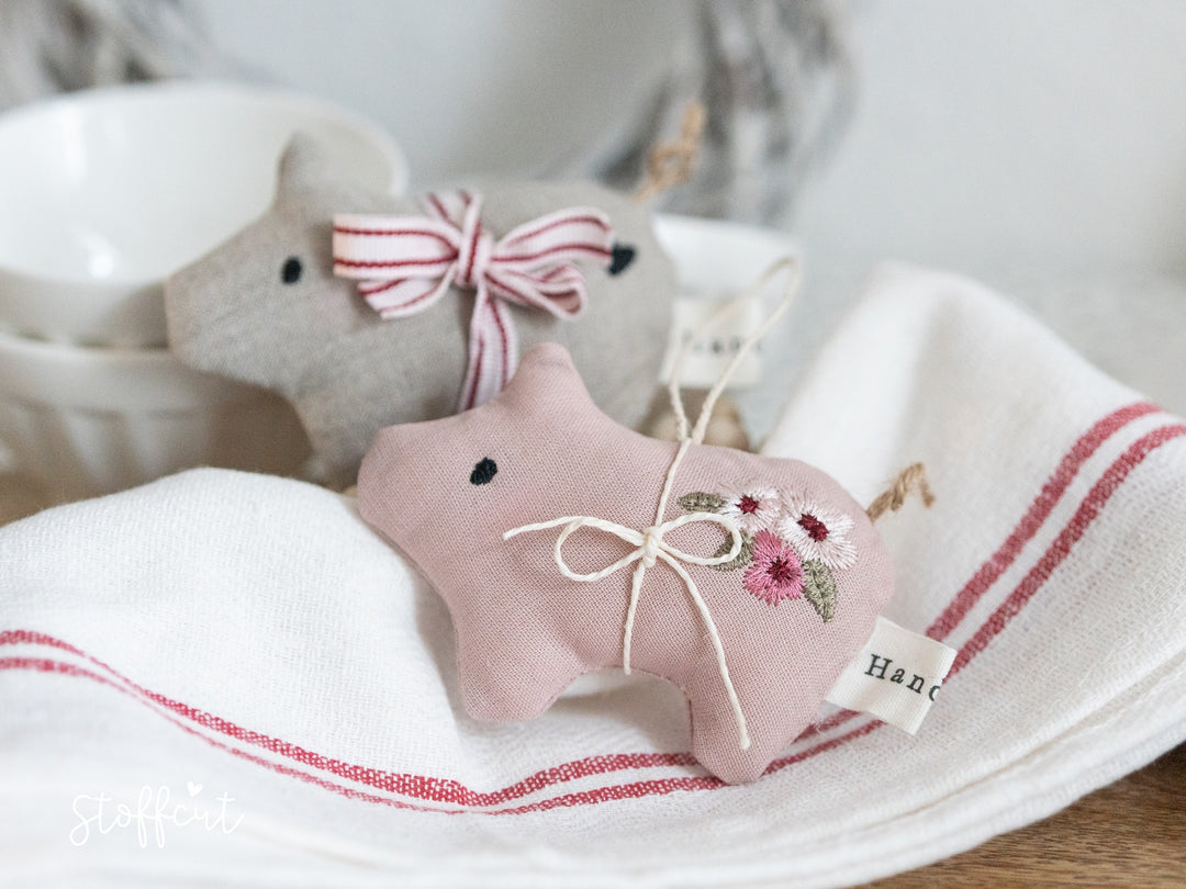 Stickdatei ITH Schweinchen mit Blumen und Herz