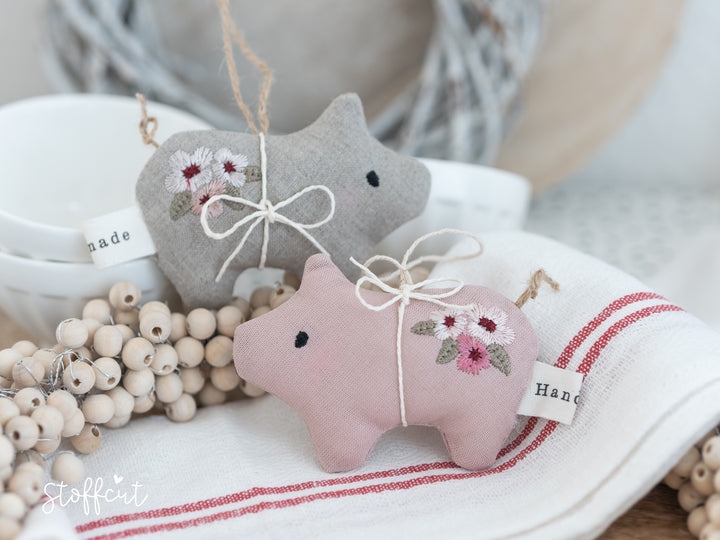 Stickdatei ITH Schweinchen mit Blumen und Herz