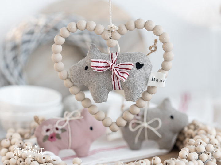 Stickdatei ITH Schweinchen mit Blumen und Herz